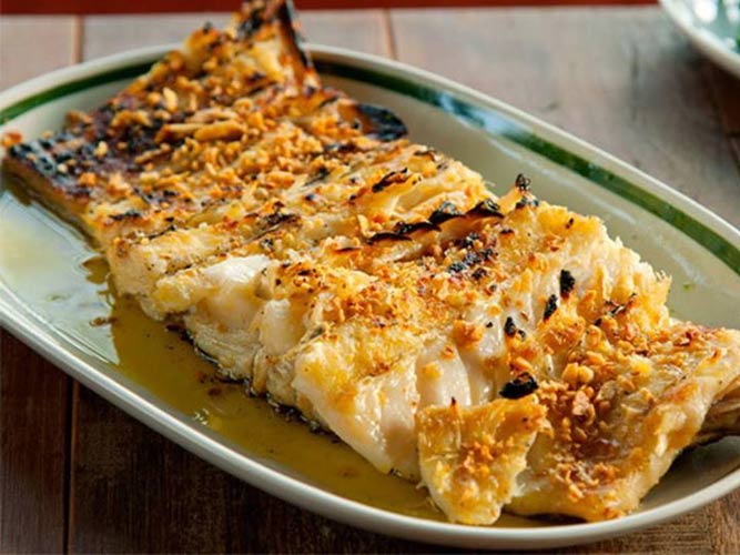 Bacalhau na brasa com molho de colorau e alho 3.7 (6)