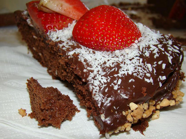 Bolo de Chocolate com Cobertura de Chocolate, Côco e Morangos 4.7 (3)
