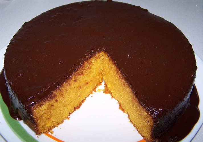 Bolo de cenoura com cobertura de chocolate – Fofo e com um sabor especial 4.3 (12)