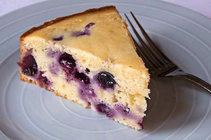 Bolo de iogurte grego e mirtilos. Fica mesmo bom! 4.6 (13)